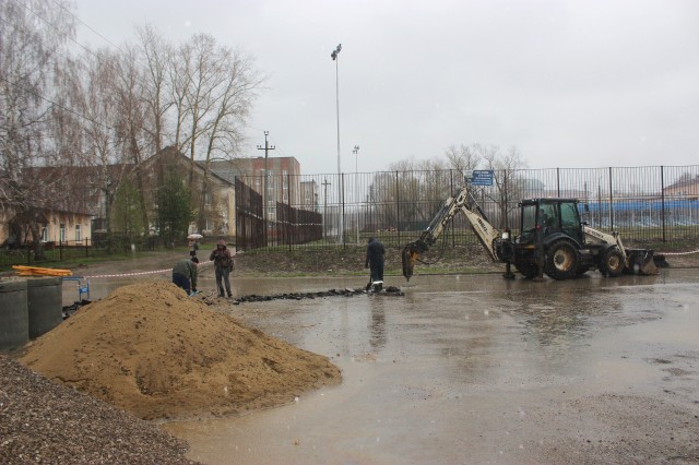 В Александровске строят водоотвод от межшкольного стадиона