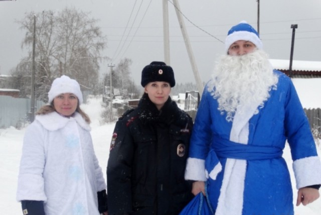 Стражи порядка Александровского района присоединились к Всероссийской акции «Полицейский Дед Мороз»