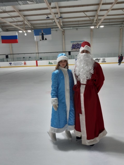 На Александровский каток на массовое катание приехали Дед Мороз со Снегурочкой