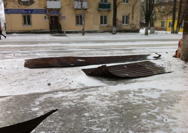 22 октября из-за порывов ветра в Александровске сорвало железо с крыш