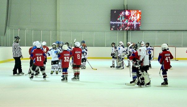 Юниоры выиграли хоккейный мини-турнир на домашней арене