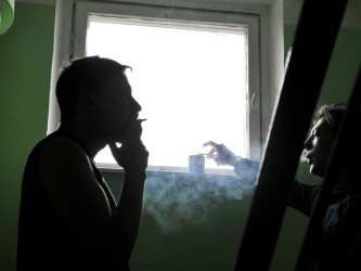 Что делать, если соседи курят на лестничной клетке?