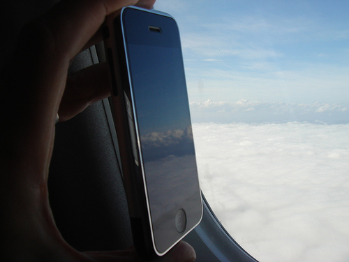 Минтранс может снять запрет на пользование мобильными на борту самолетов