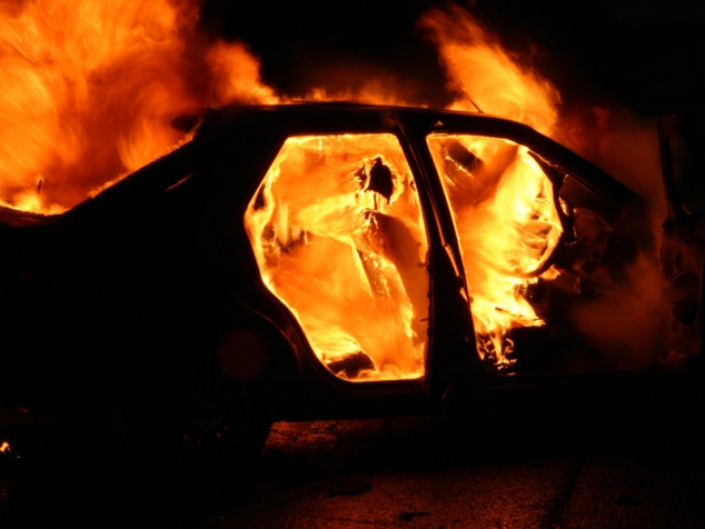 В Александровске горел автомобиль на улице Лермонтова