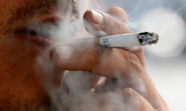 Российским курильщикам снова разрешили дымить в подъездах