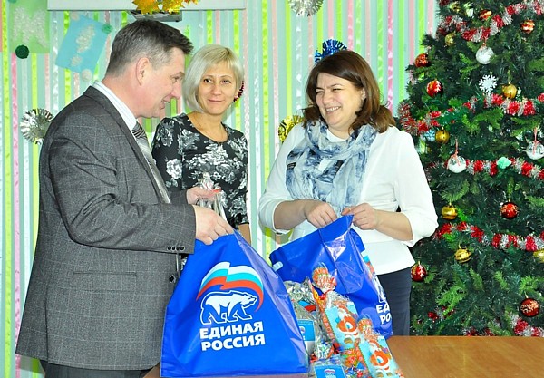 Партийцы Александровска организовали акцию для детей «Новогодний подарок»
