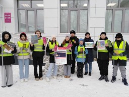 ​В посёлке Яйва полицейскими и общественниками проведена акция "Будь ярким - будь в безопасности!"