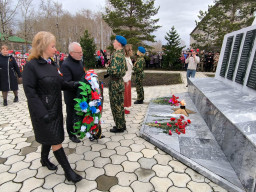 Траурная минута молчания у памятника землякам не вернувшимся с фронта