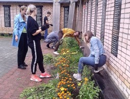 В Александровске школьники и ветераны навели порядок на клумбах