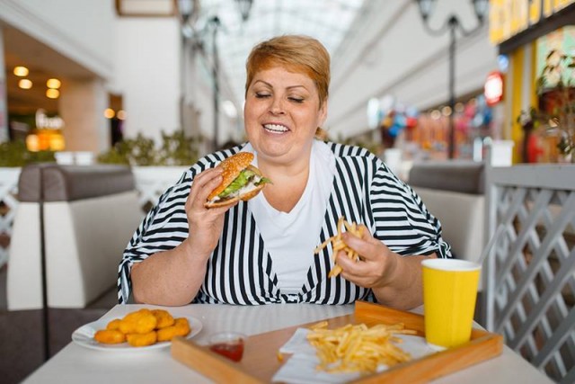 В России предлагают обложить фастфуд налогом на ожирение