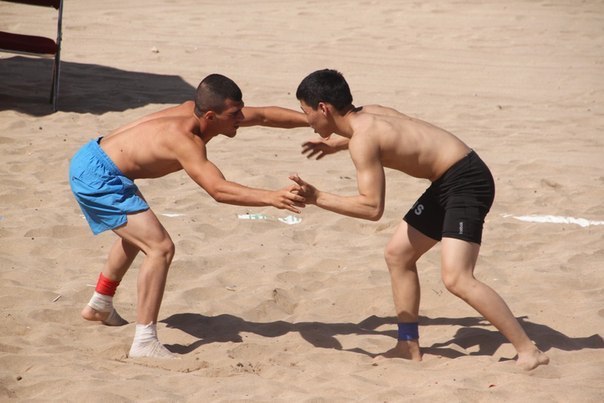 Турнир по пляжной борьбе среди мужчин