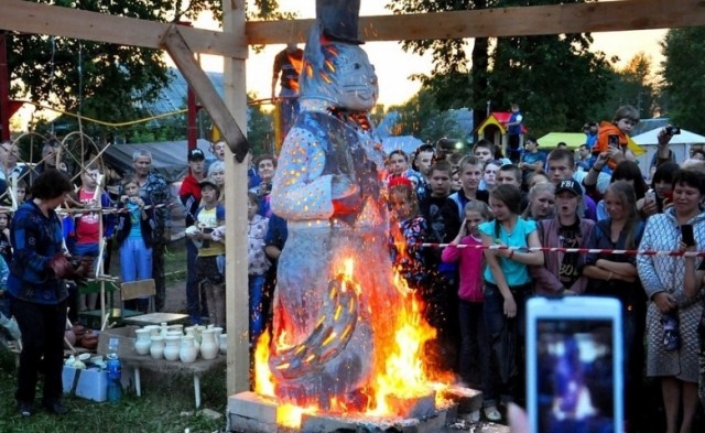 Во Всеволодо-Вильве прошел фестиваль по обжиганию глиняных скульптур