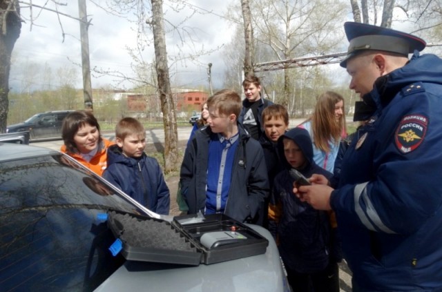 В Александровске подростки побывали в гостях у госавтоинспекторов