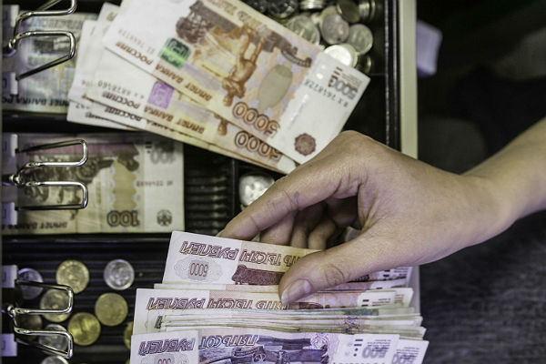 Россияне смогут снимать деньги с карт на кассах магазинов