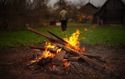 С 1 января вводят запрет на сжигание мусора и разведение костров на территории частных домов