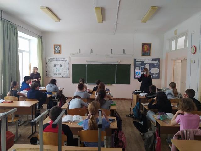 Госавтоинспекторы Александровска продолжают проводить беседы со школьниками о ПДД