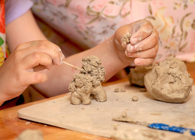 Занятия по лепке из глины организованы для детей в Александровске