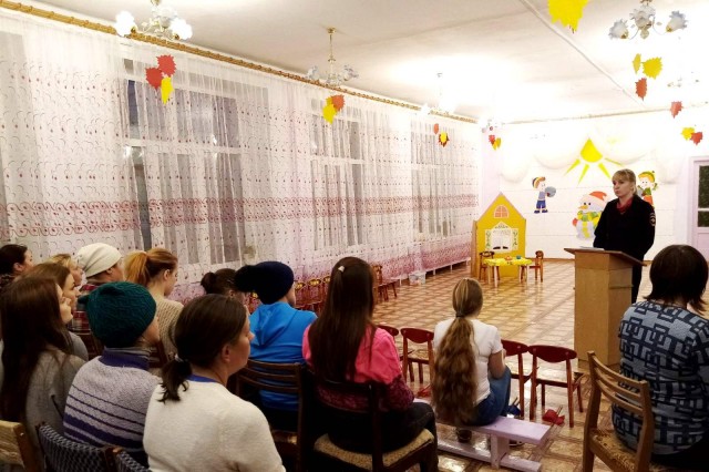 Автоинспекторы Александровска провели встречу с родителями воспитанников детского сада
