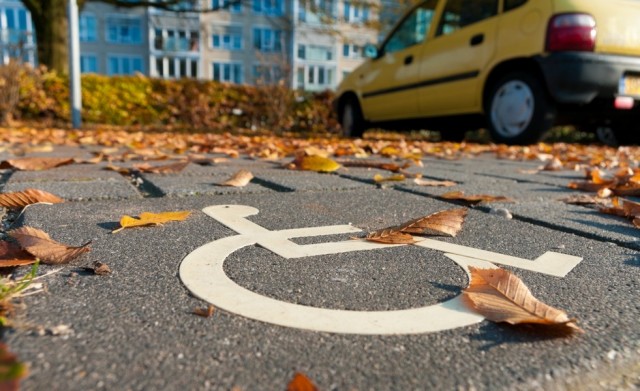 Добавить автомобиль в реестр инвалидов для бесплатной парковки можно через МФЦ