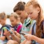 Больше половины школ в Прикамье запретили смартфоны ученикам