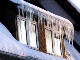 В Александровске директора управляющих компаний наказаны за несвоевременную уборку снега с крыш