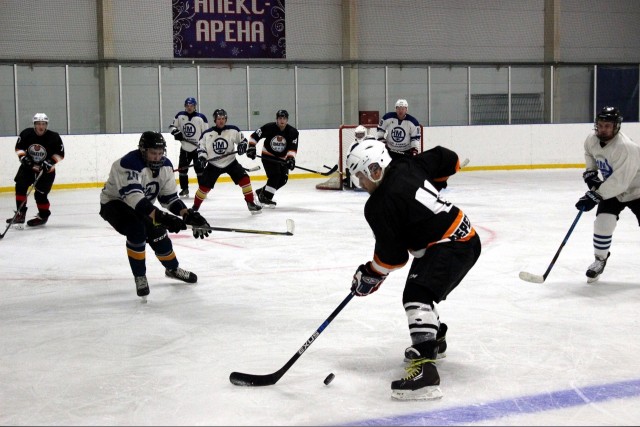 В Александровске прошла первая игра кубка округа по хоккею