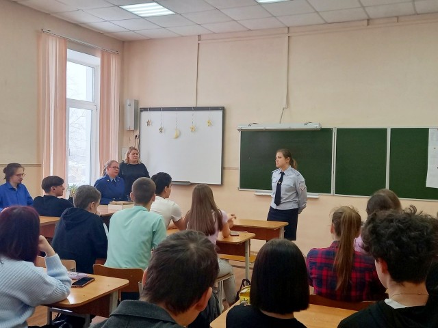 ​Полицейские Александровска провели профориентационную беседу со старшеклассниками