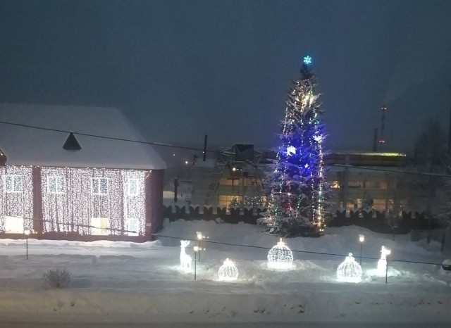 В населённых пунктах округа установлены и украшены новогодние ёлки