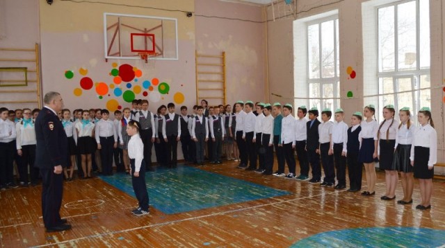 Полицейские района выступили судьями конкурса для школьников «Смотр строя и песни»