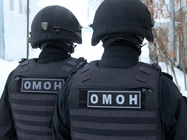 ОМОН забрал мужчину, снявшего на видео драку депутатов и горожан в Александровске