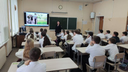 Полицейские проводят в беседы по правилам движения для лиц, управляющих мото- и велотранспортом