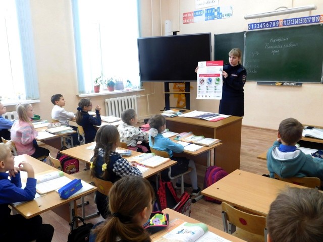 В Александровске сотрудники полиции проводят профилактические беседы о соблюдении ПДД в школах