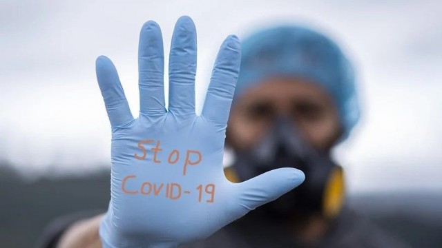 Для россиян продлили коронавирусные ограничения до 2022 года