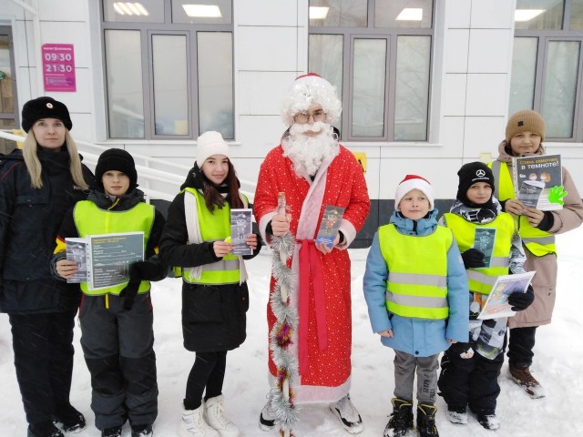 В Яйве перед Новым годом отряд юных инспекторов движения «Светофор» поздравил пешеходов