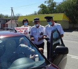 Госавтоинспекторы напоминают взрослым и детям о необходимости соблюдения ПДД