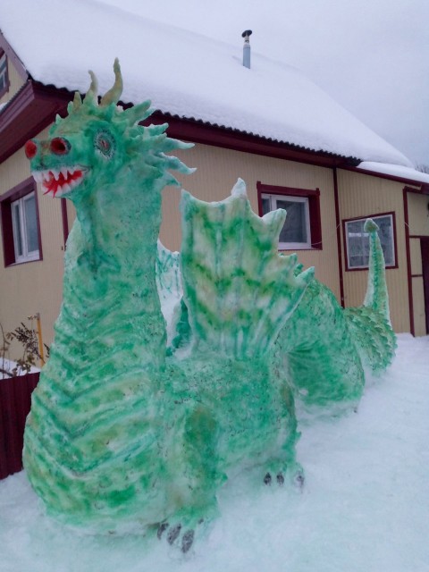 Во Всеволодо-Вильве появилась снежная фигура дракона