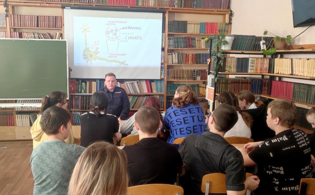 В Александровске полицейские встретились со школьниками