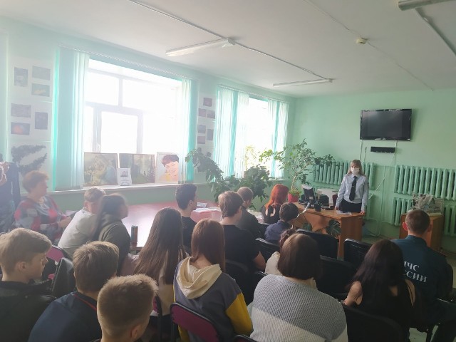 Сотрудники полиции и МЧС города Александровск встретились со старшеклассниками