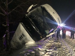 В Кизеле перевернулся пассажирский автобус, следовавший из Александровска