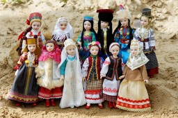 Выставка-конкурс кукол в национальном костюме "Мы разные, но мы вместе" в ДК "Химик"