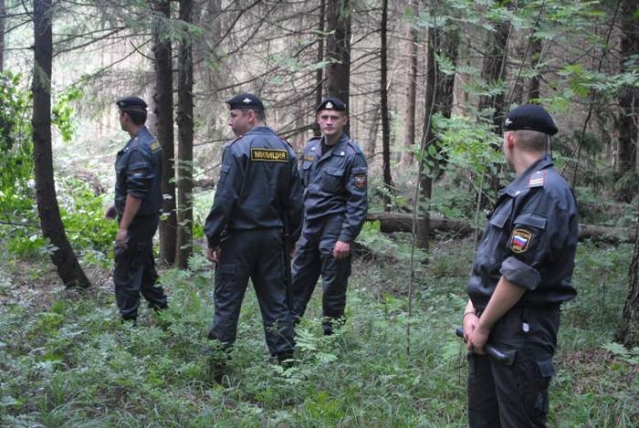 В Вильве полицейские отыскали в лесу женщину и ребенка