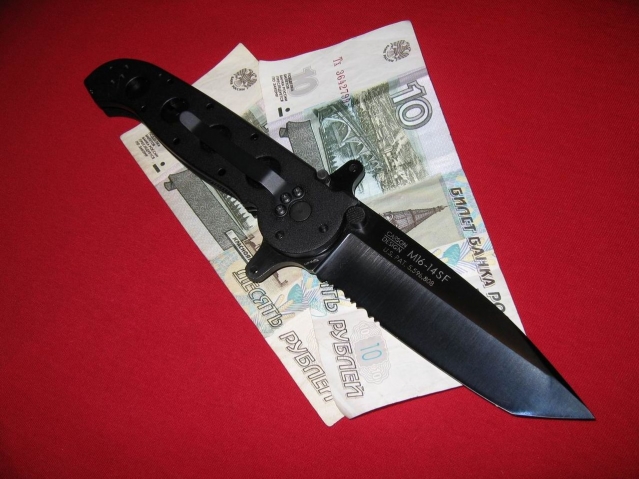 В Яйве грабитель с ножом украл 1000 рублей у продавца