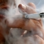 Российским курильщикам снова разрешили дымить в подъездах