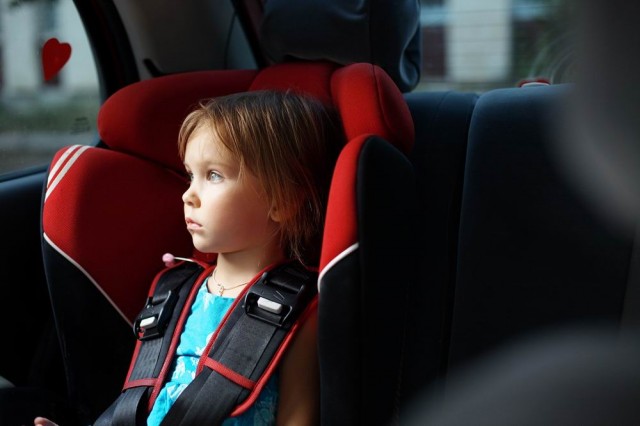 Будет установлена ответственность за оставление детей в машине одних