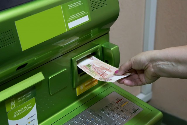 Сбербанк временно ограничил приём пятитысячных купюр в банкоматах