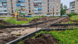 В Александровске ведутся работы по благоустройству внутридворового пространства