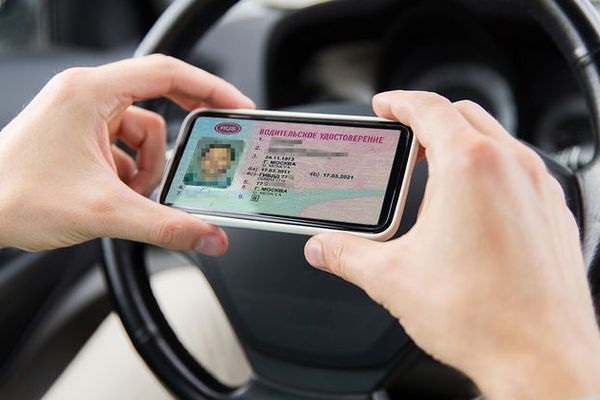 В ГИБДД назвали сроки введения электронных водительских удостоверений