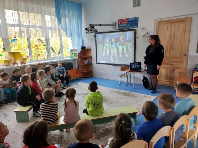 В Александровске дошкольники научились переходить через дорогу безопасно