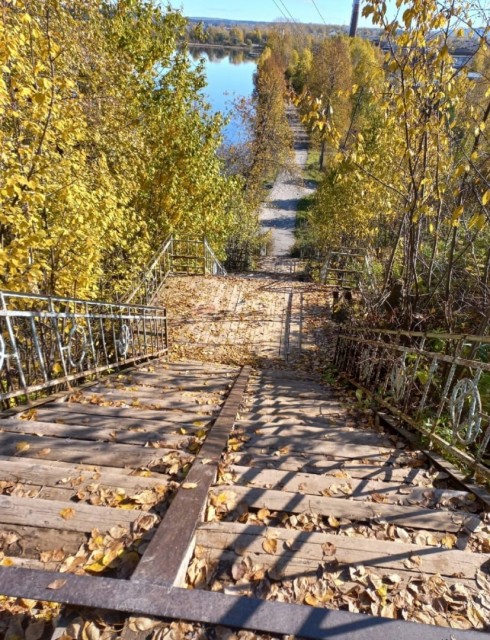 Деревянные ступени на двух лестницах в Александровске заменят на стальные летом 2022 года