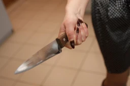 Жительница Яйвы напала с ножом на сожителя